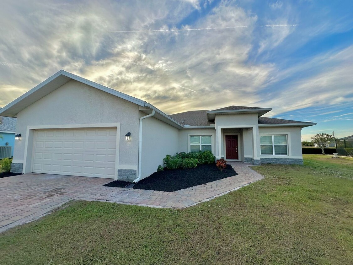 Foto principal - Modern & Spacious 3 Bed + Den, 2 Bath with...