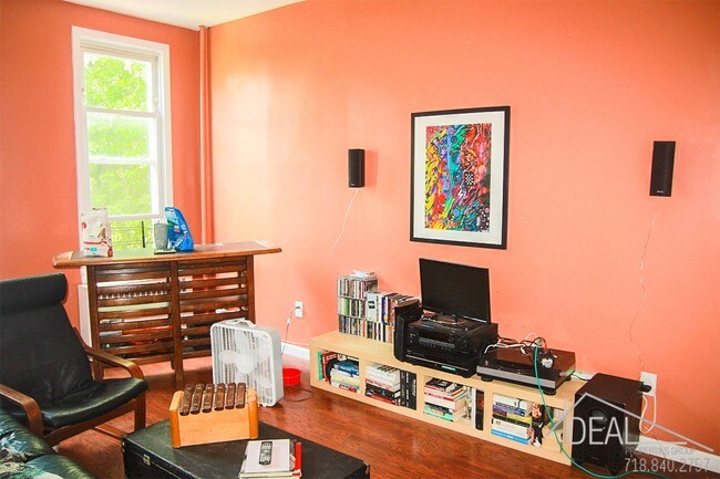 Foto del edificio - 1092 Madison Street #MULTFAMR