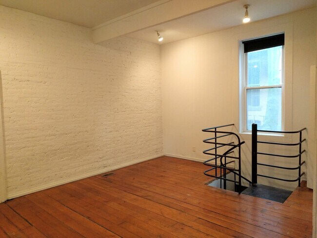 Building Photo - 812 W 19th St