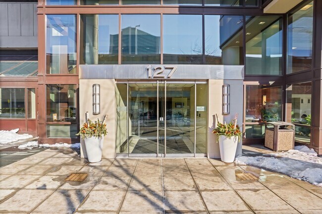 Foto del edificio - 127 Greyrock Pl