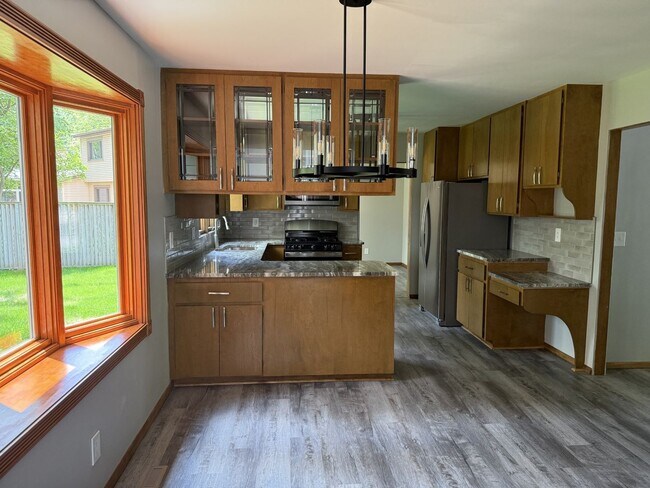 Foto del edificio - Spacious 4-Bedroom Home in a Peaceful Neig...