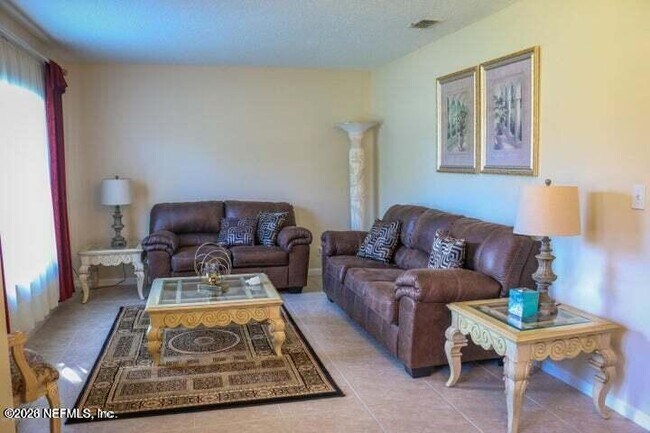 Foto del edificio - 2114 Forest Gate Dr E