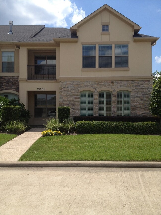 Building Photo - 2038 Palm Forest Ln