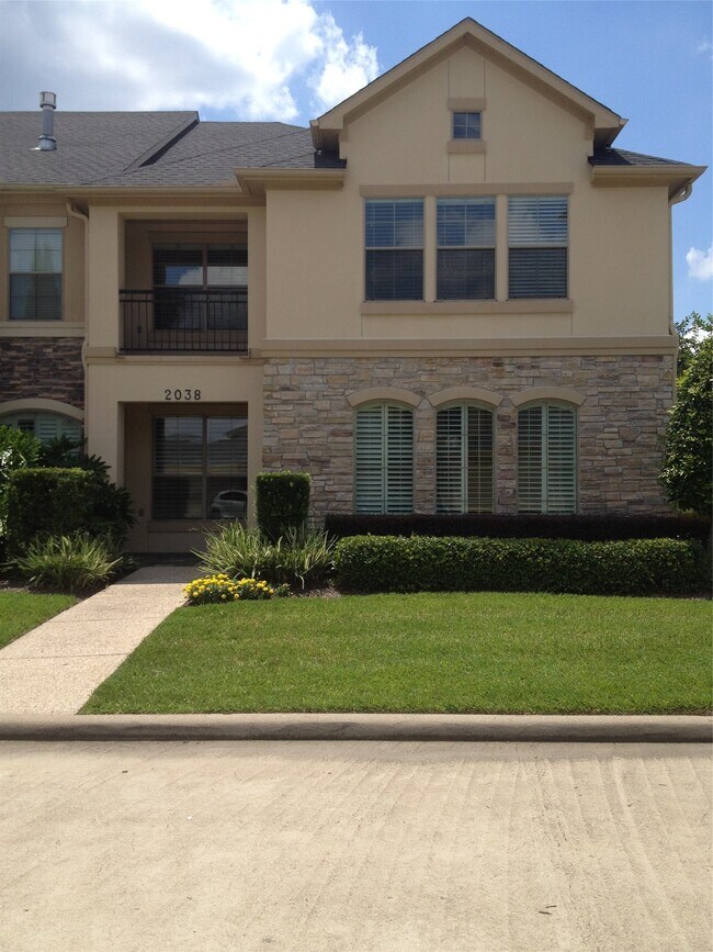 Foto del edificio - 2038 Palm Forest Ln