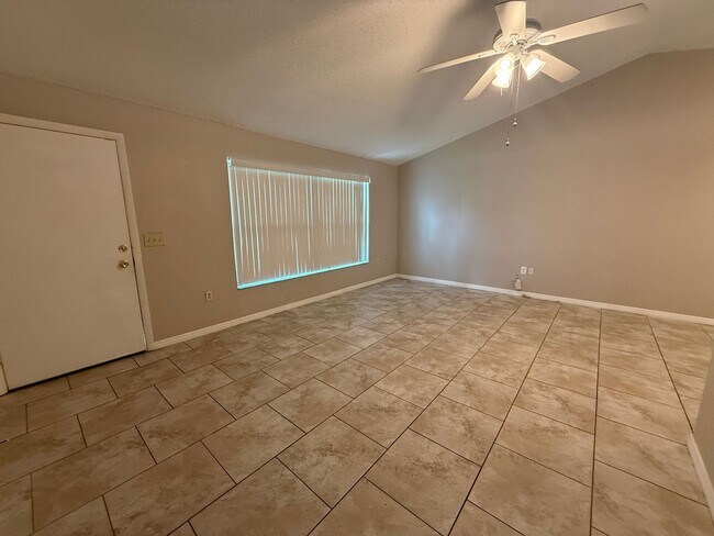 Foto del edificio - Spacious 2 Bedroom, 2 Bath, 2 car garage Home For Rent in New Port Richey!