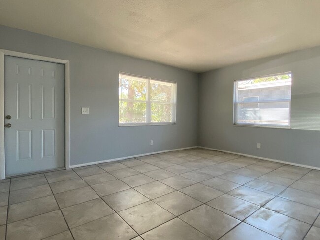 Building Photo - 3 BR Home in St Petersburg
