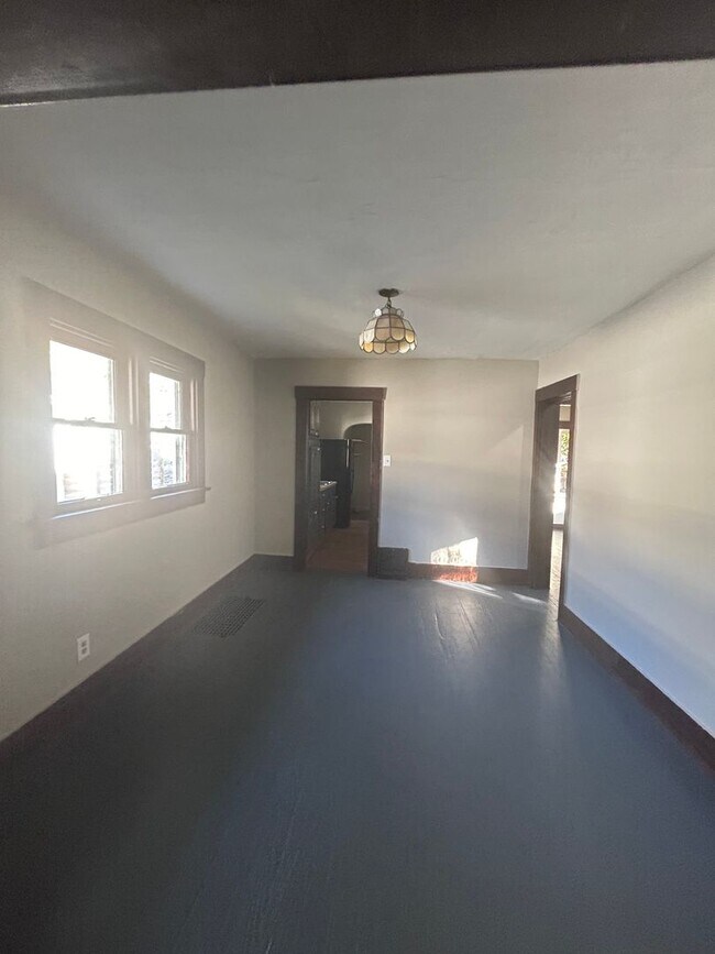 Building Photo - 709 Anderson Ave