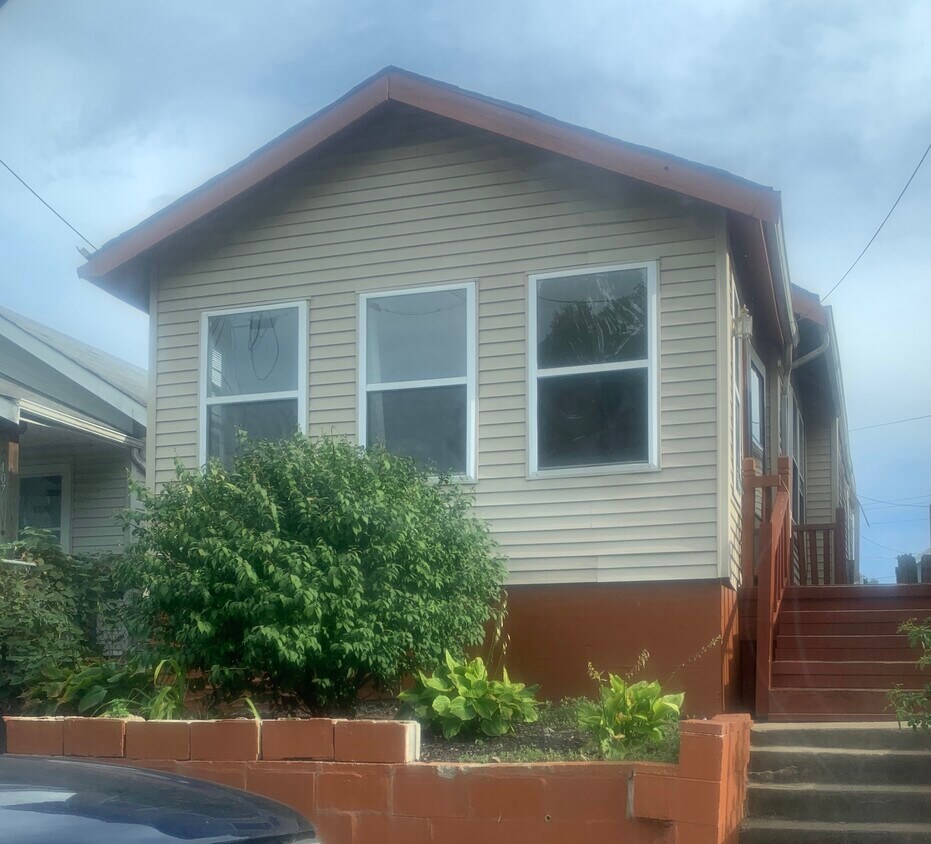 Primary Photo - 405 E 11th St