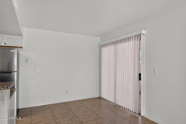 Building Photo - 2132 W Glenrosa Ave