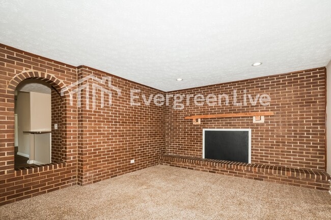 Building Photo - 304 Applegate Rd