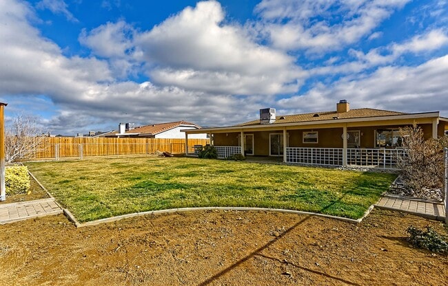 Building Photo - Desirable Apple Valley Single-Story on Expansive Lot | 3 Bed, 2 Bath Beauty