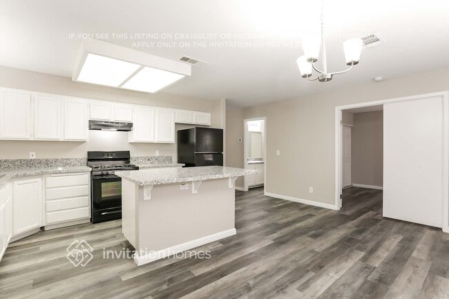 Building Photo - 1400 Desert Hills Dr