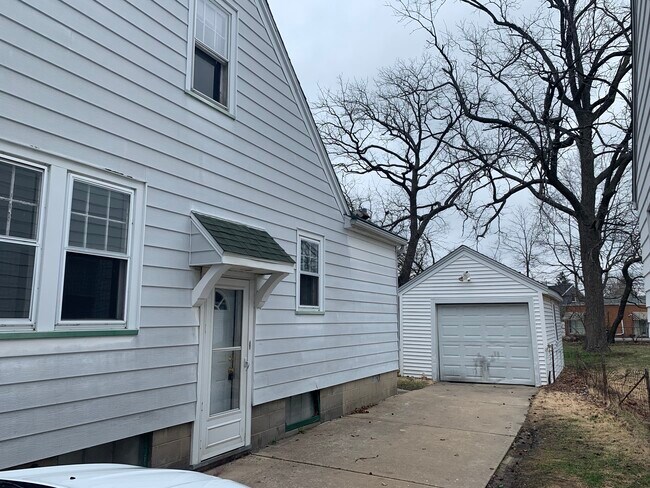 Building Photo - 1211 W Margaret Ave
