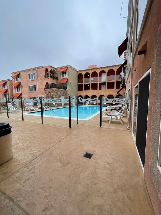 Building Photo - Stunning Beach Condo! One Bed newly Upgraded!