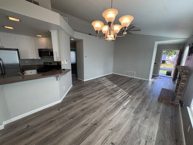 Foto del edificio - Cozy 3 Bed 2 Bath Home in Brentwood