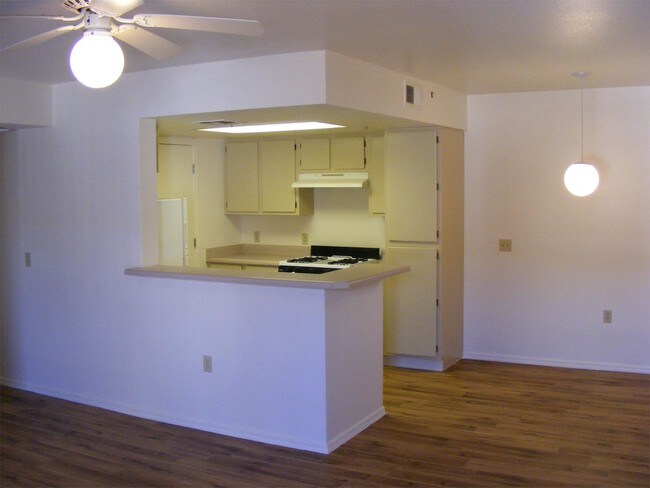 Building Photo - 2485 N Alvernon Way