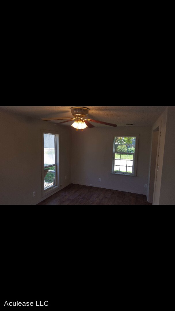 Building Photo - 3 br, 1 bath House - 1020 E 8th