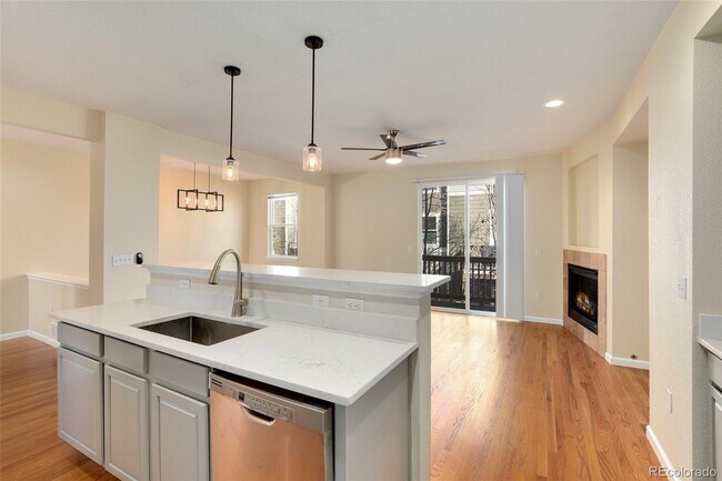 Gran habitación con vista al balcón. - 3680 S Beeler St