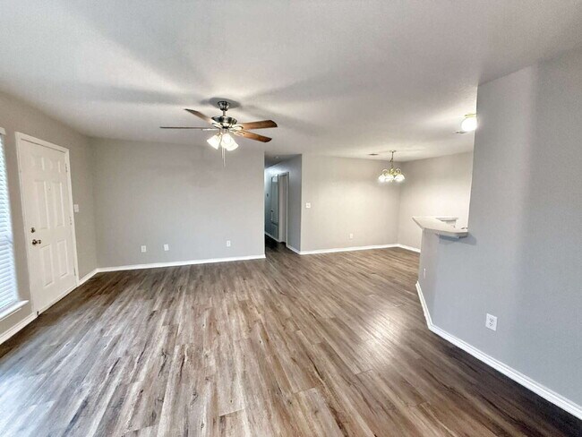 Foto del edificio - Spacious 3 Bedroom, 2 Bath Duplex with 1-C...