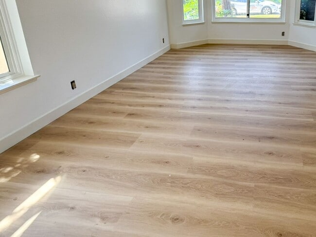 Building Photo - Stunning Remodeled Home in Dana Woods – Co...