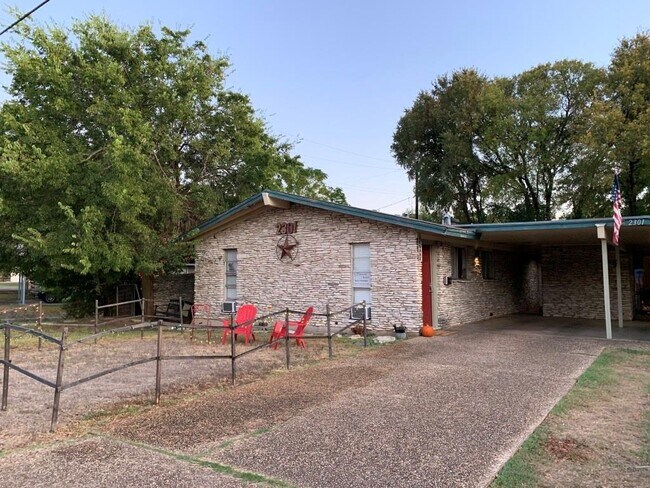 Building Photo - 2301 Western Trails Blvd