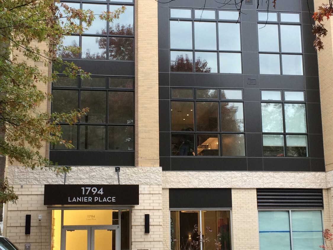 Foto principal - 1794 Lanier Pl NW