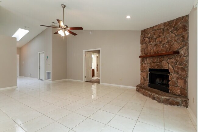 Foto del edificio - 8228 Honeysuckle Ln