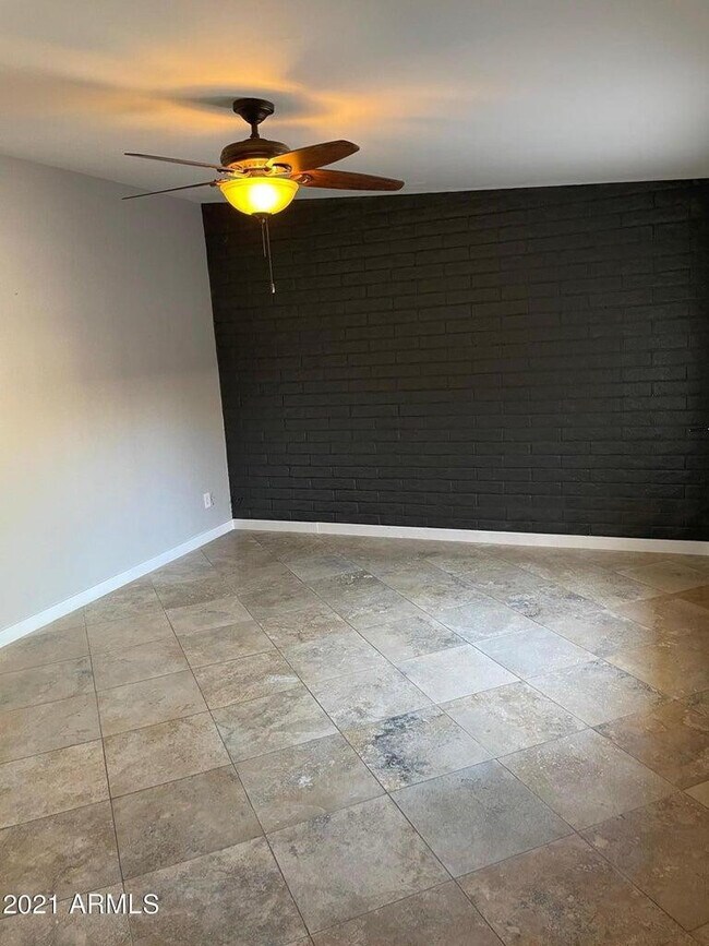 Foto del edificio - 1609 E Gaylon Dr