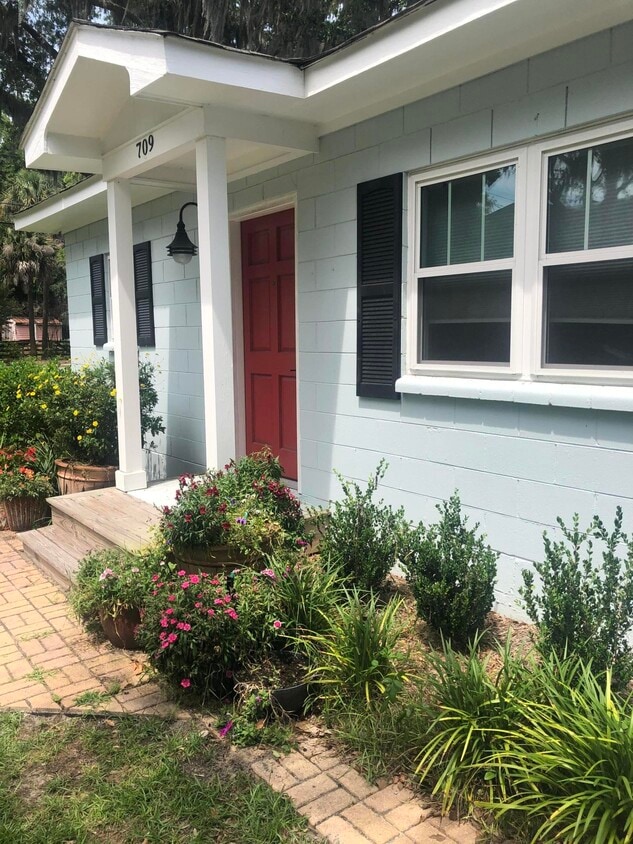 709 Newcastle St, Beaufort, SC 29902 House Rental in Beaufort, SC