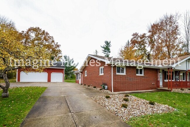 Building Photo - Recently Remodeled 3 Bedroom Duplex Ranch ...