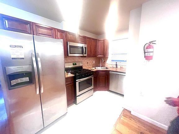 Foto del edificio - Vacant currently being renovated spacious ...
