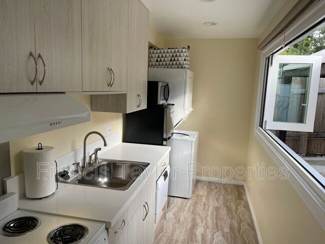 Foto del edificio - 1925 Village Wood Rd