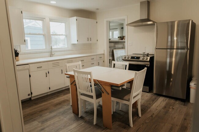 Building Photo - 909 S Mitchell St