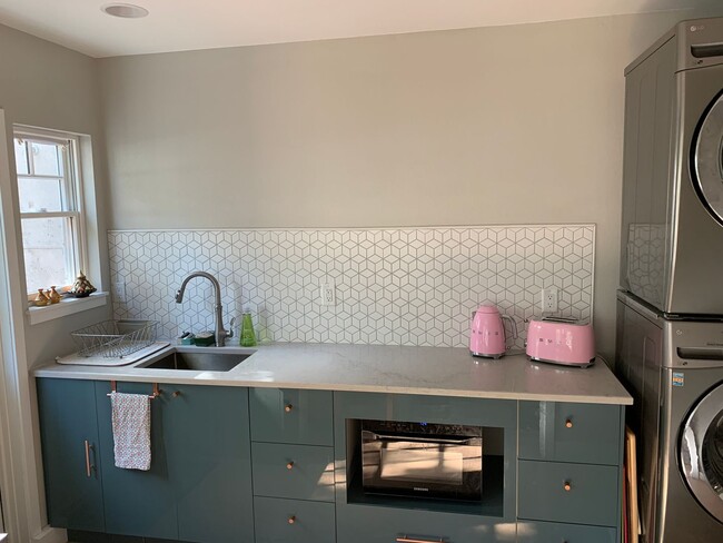 Building Photo - Charming 1 bdrm 1 bath lower level Manitou...