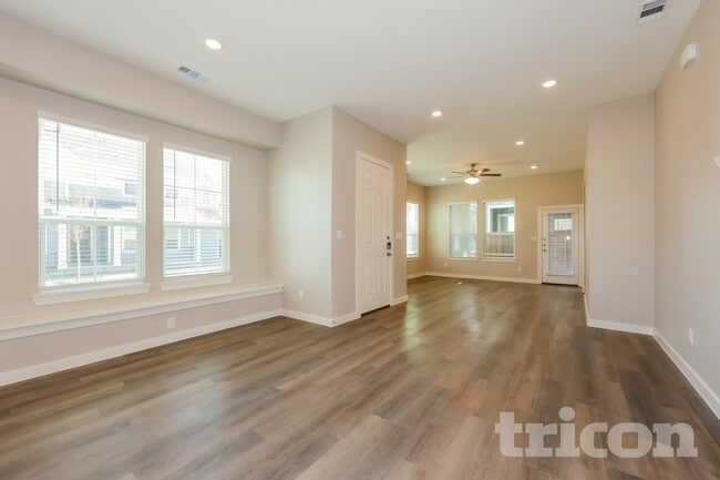 Foto del edificio - 831 Feather Thorn Dr