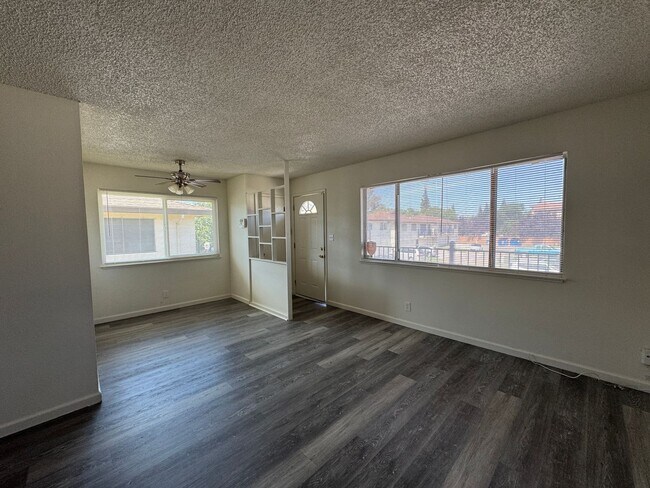 Foto del edificio - Two Bedroom Condo In Loius Park Estates