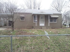 Building Photo - 3112 S Vermont Ave