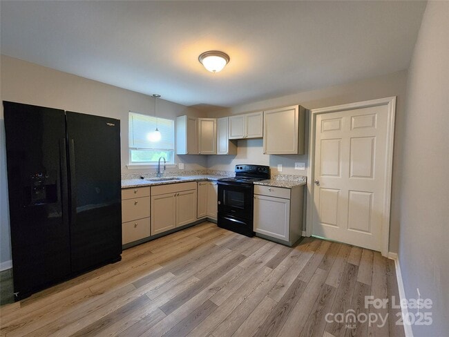 Building Photo - 4633 Club View Dr