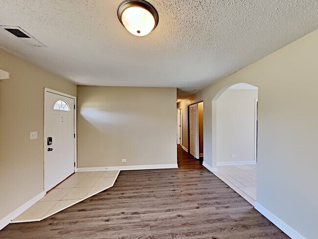 Building Photo - 3805 Clipper Dr