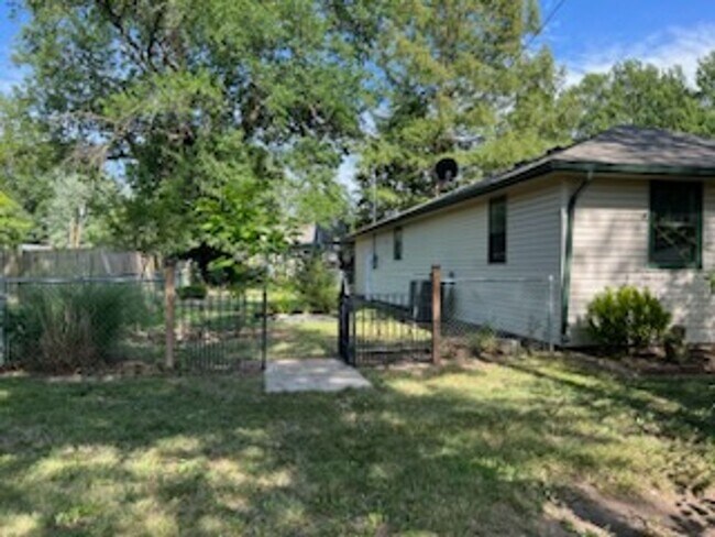 Building Photo - Very Nice 3BR/2BA House w/Attached Garage!