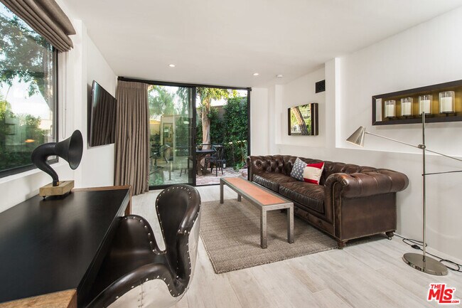 Foto del edificio - 8555 W Sunset Blvd