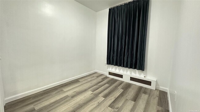 Foto del edificio - 37-51-51 63rd St