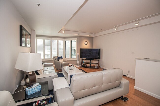 Foto del edificio - Fully Furnished 2-Bedrooms + Office, 2-Bath Townhome in Opera Plaza | AMSI | Alexandr Metlinski