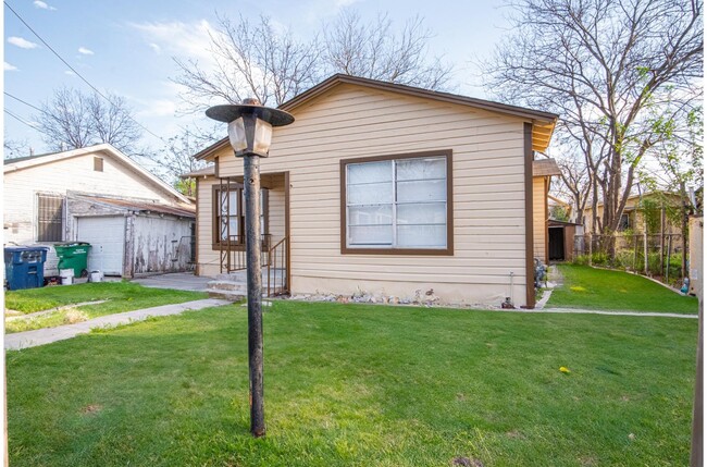 Building Photo - Great Home So Close to Downtown!