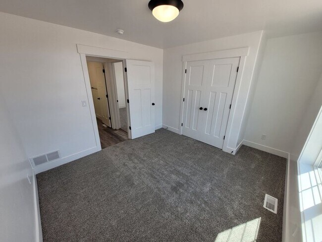 Foto del edificio - **LEASE TAKEOVER** PLEASE CONTACT CURRENT TENANT: JOEL @ 801-580-1448 - NO DEPOSIT NEEDED, CURREN...