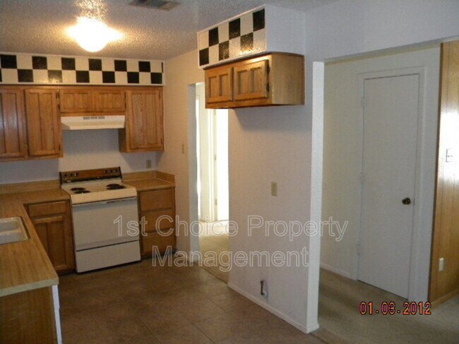 Foto del edificio - 996 Meadow Cir S
