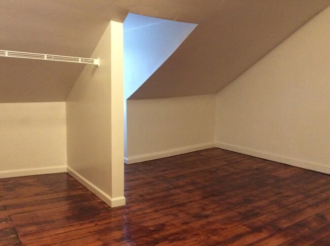 Building Photo - West End of Town! Close to transportation,...