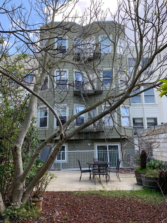 Parte trasera del edificio - 1670 Clay St