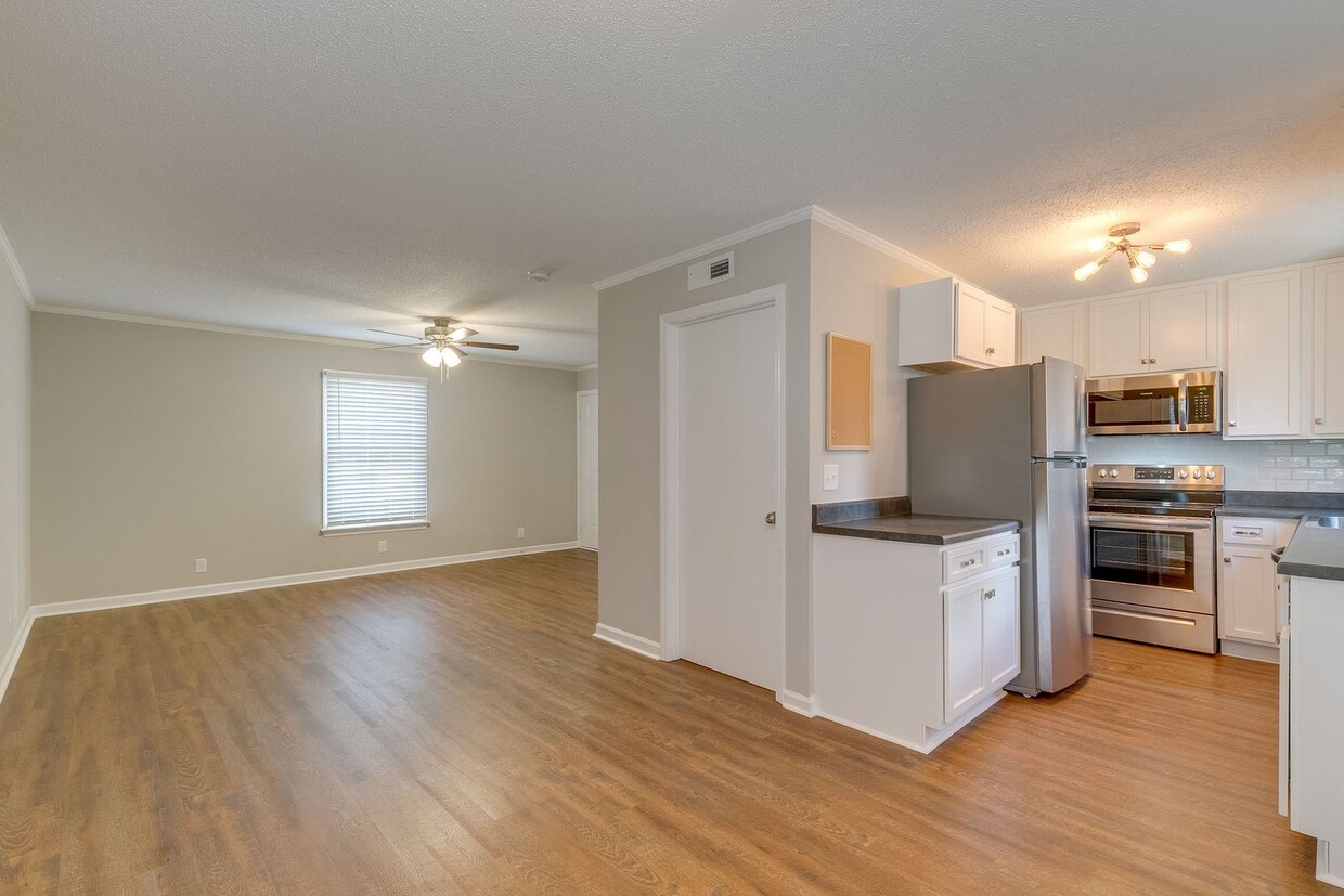 Foto principal - NEWLY LISTED - 2 Bed, 1.5 Bath Minutes fro...