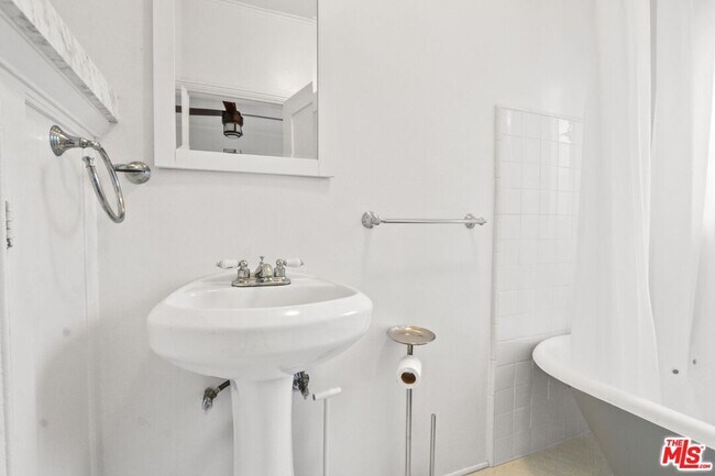 Foto del edificio - 1388 1/2 Edgecliffe Dr